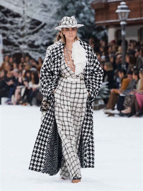 défilé chanel hiver 2019|Chanel fall dresses.